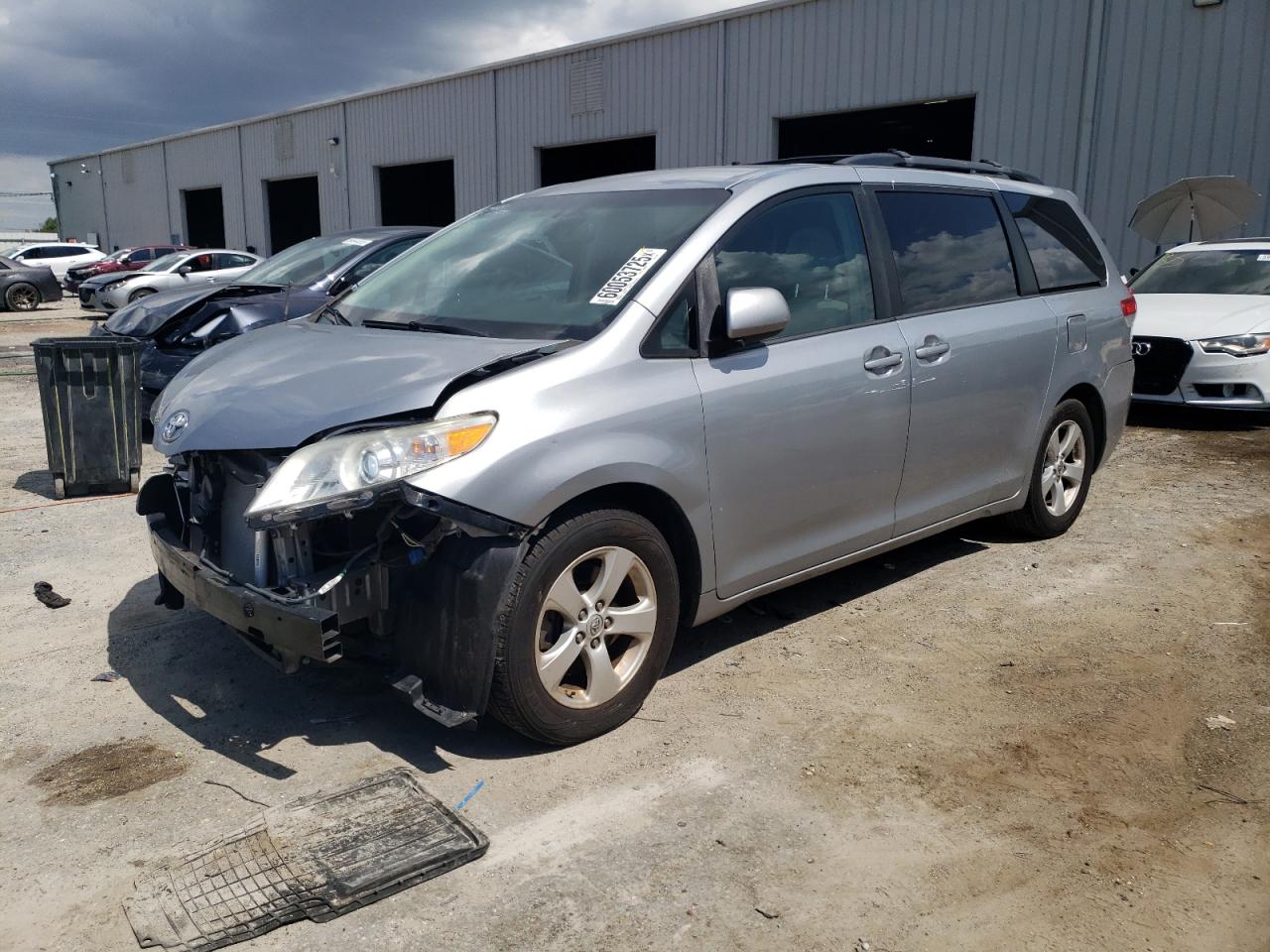 2014 Toyota Sienna Le იყიდება Jacksonville-ში, FL - Front End