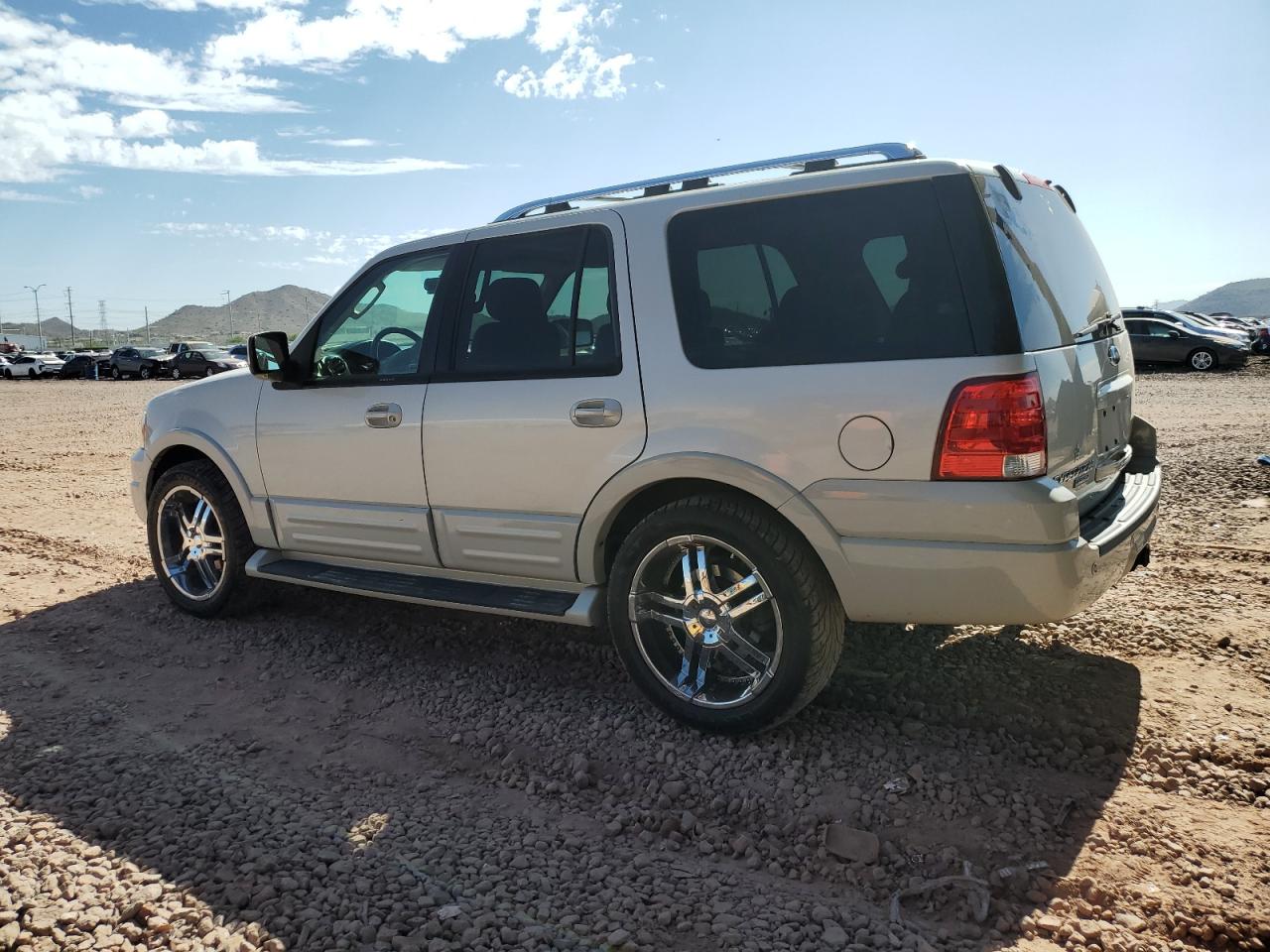 FORD EXPEDITION 2005 VIN 1FMFU205X5LA54896 photo 2