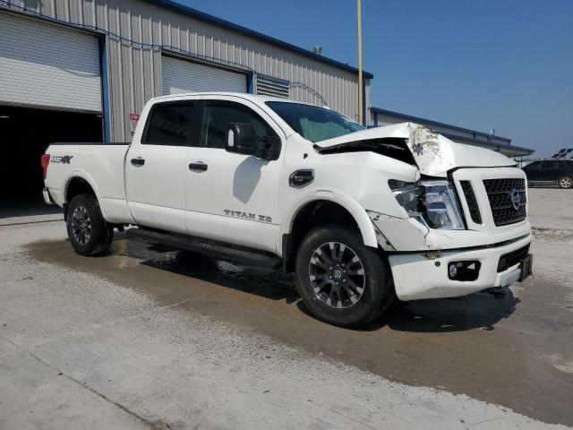  NISSAN TITAN 2019 Biały