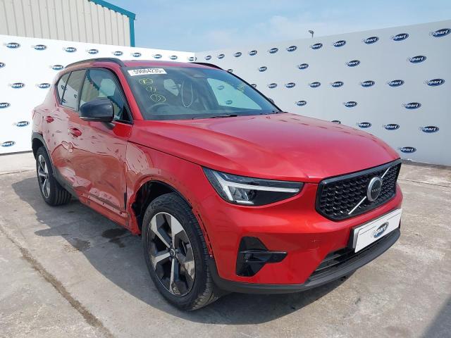 2025 VOLVO XC40 + B4