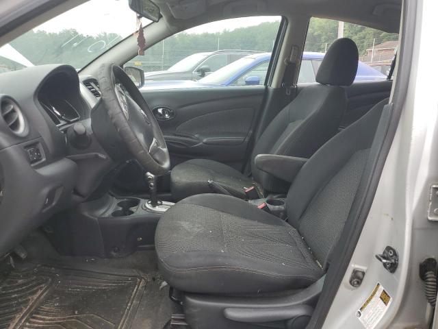 Sedans NISSAN VERSA 2015 Srebrny