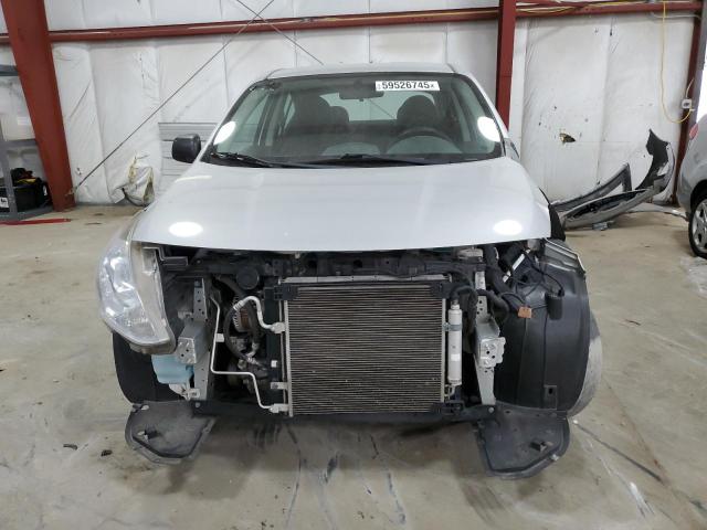 Седани NISSAN VERSA 2015 Сріблястий