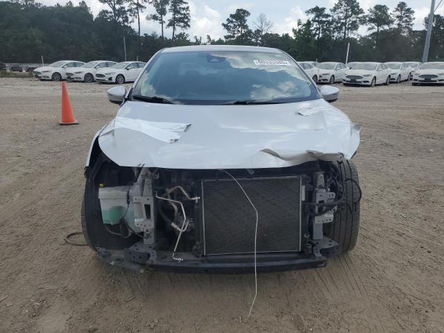  NISSAN VERSA 2021 Серебристый