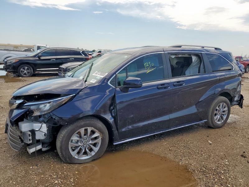 TOYOTA SIENNA LE 2025