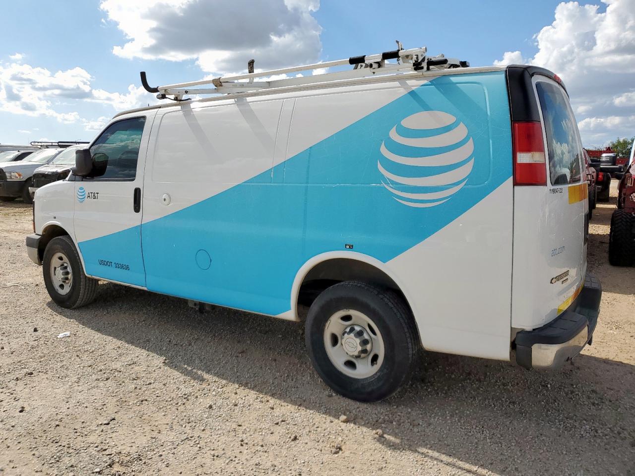 CHEVROLET EXPRESS 2015 VIN 1GCWGFCF2F1131622 фото 2