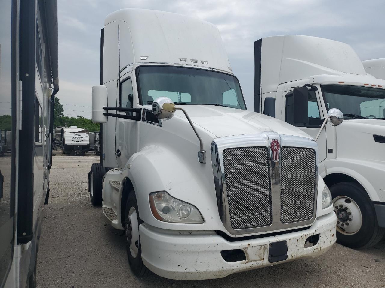 2014 Kenworth T680 Semi Truck for Sale in Bridgeton, MO - Normal Wear