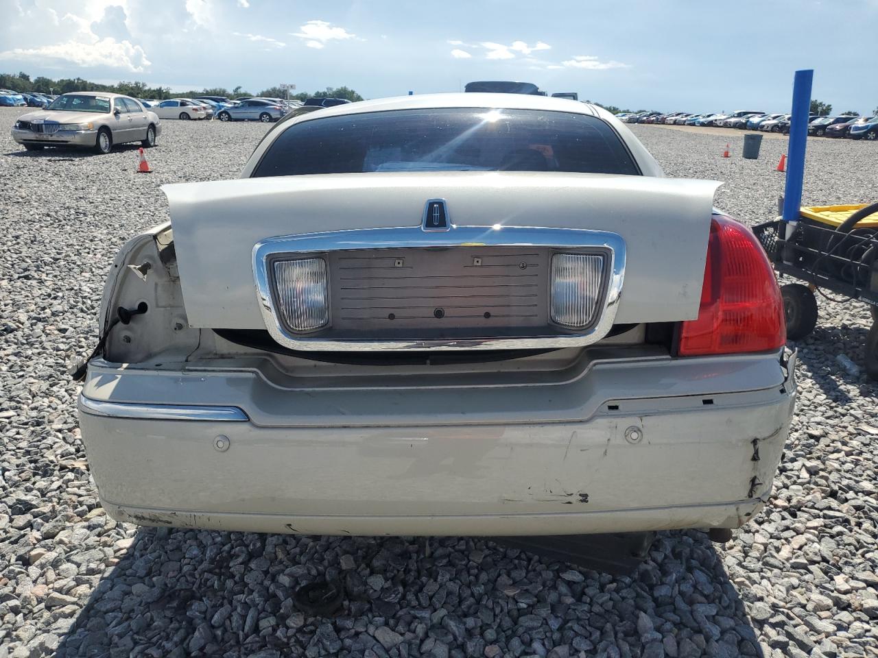 2005 Lincoln Town Car Signature VIN: 1LNHM81W15Y664689 Lot: 61832415