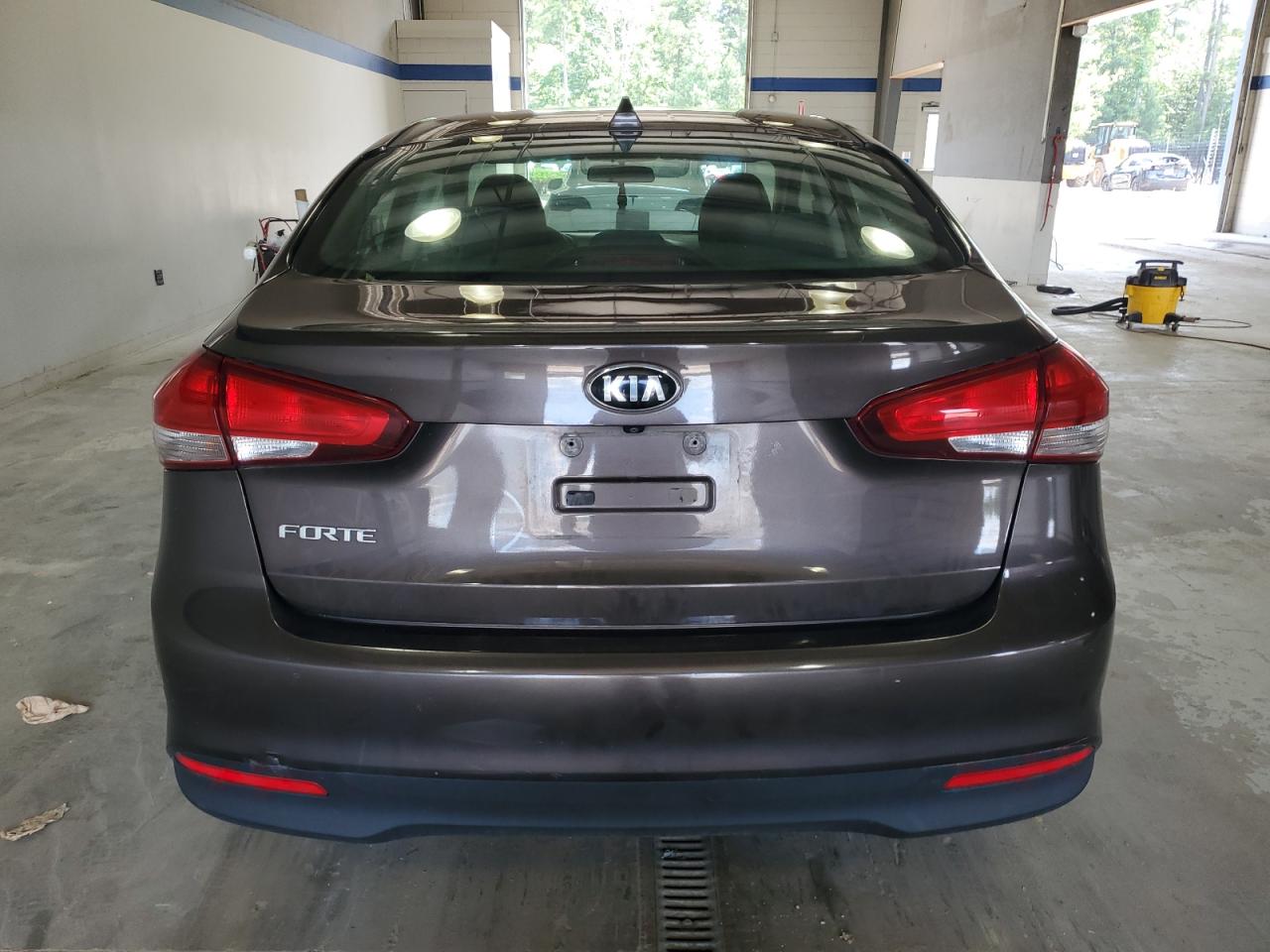 2018 Kia Forte Lx VIN: 3KPFL4A76JE183496 Lot: 62525695