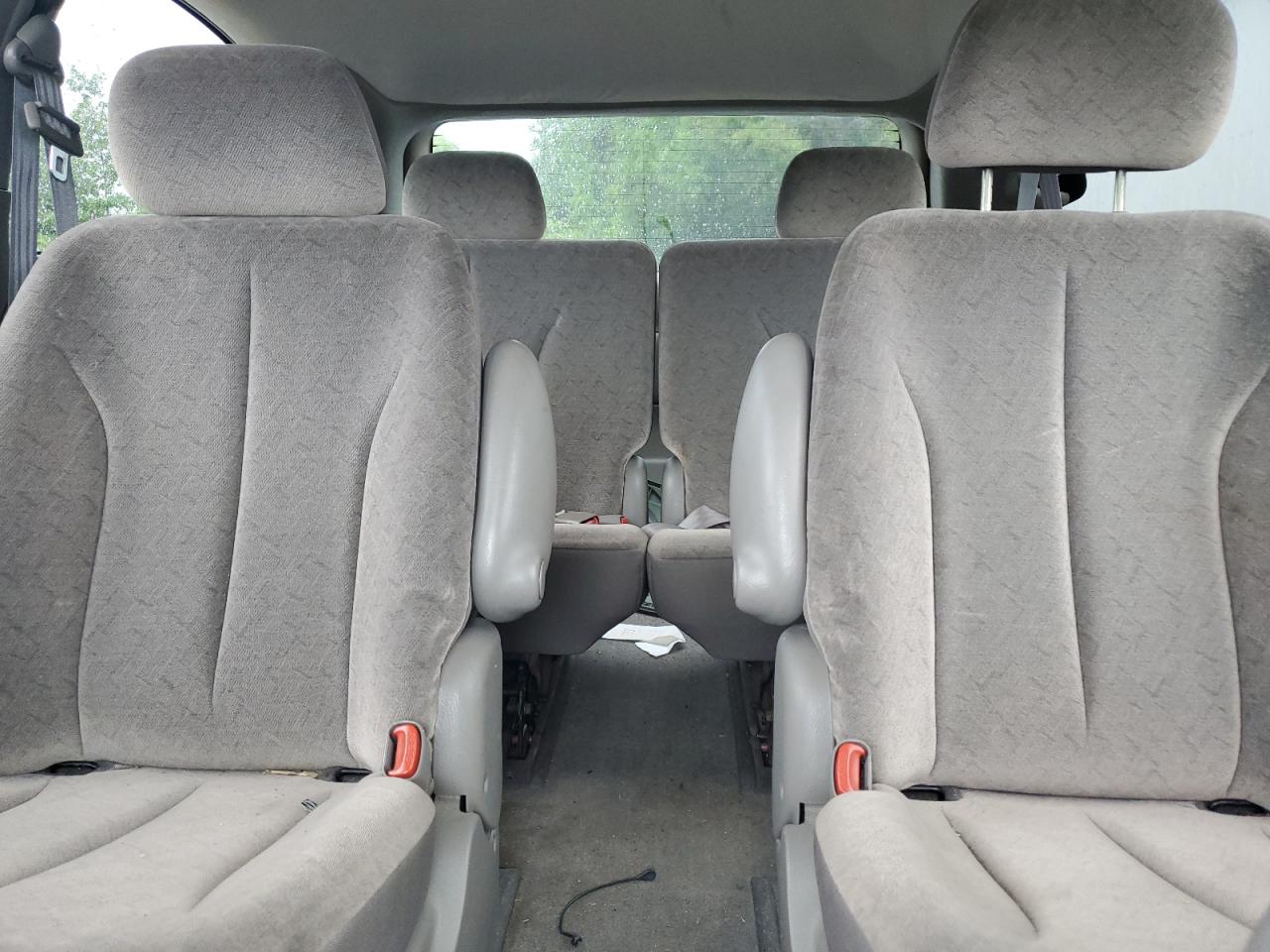 2002 Dodge Grand Caravan Es VIN: 2B4GP54LX2R592721 Lot: 62667225
