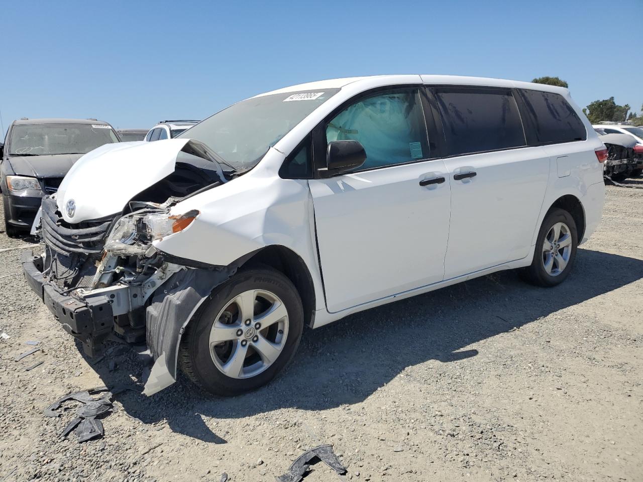 2017 Toyota Sienna იყიდება Antelope-ში, CA - Front End