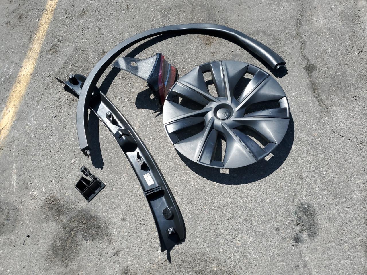 2024 Tesla Model Y VIN: 7SAYGAEE7RF101627 Lot: 62929215