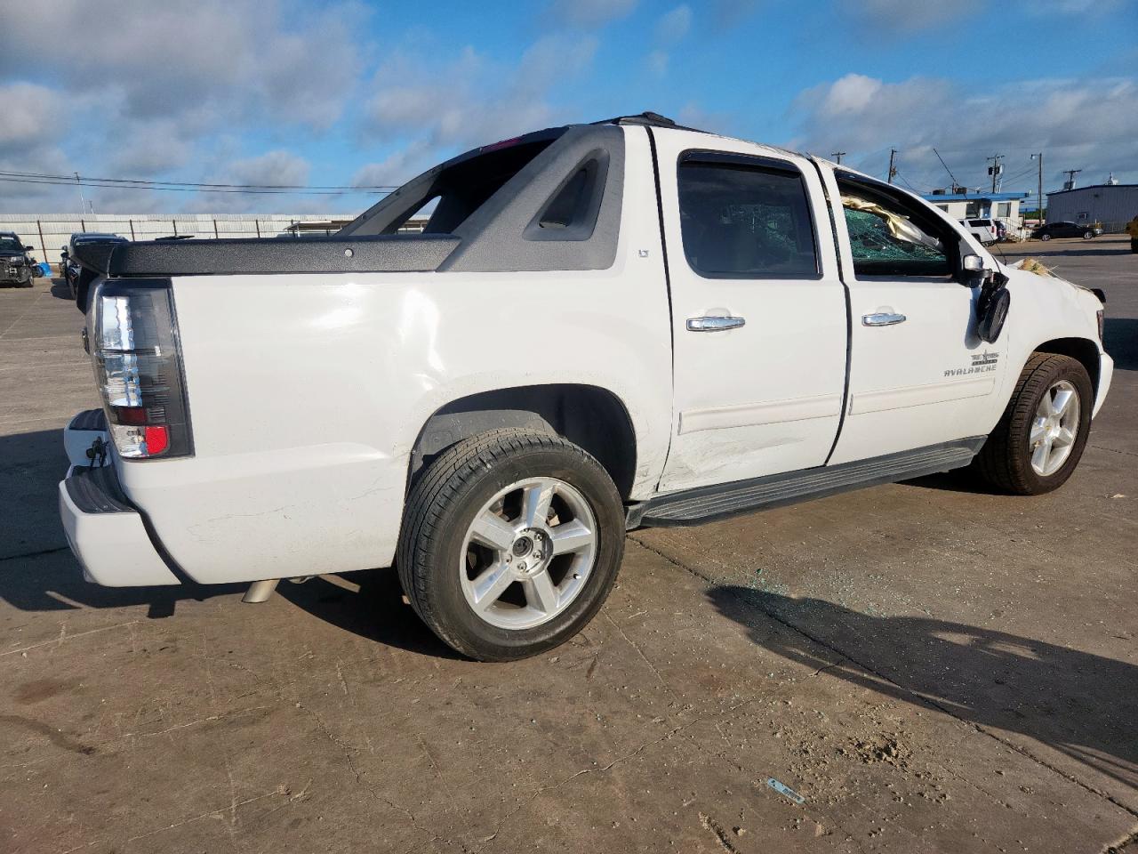 CHEVROLET AVALANCHE 2011 VIN 3GNMCFE00BG358631 photo 3