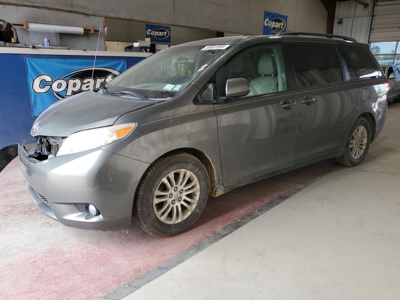 2012 Toyota Sienna Xle zu verkaufen in Angola, NY - Front End