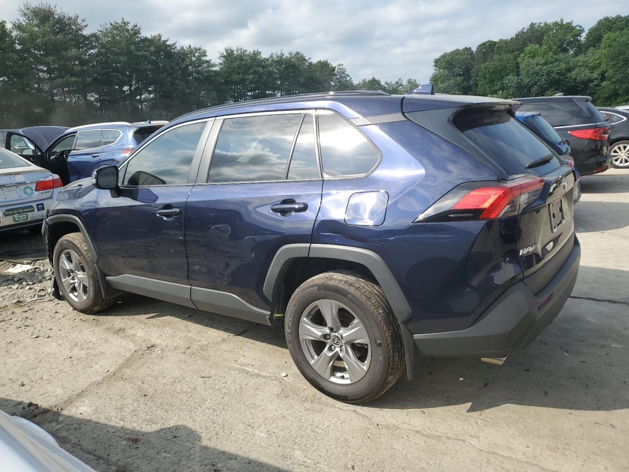 TOYOTA RAV4 2024 VIN 2T3P1RFV5RW419294 photo 2