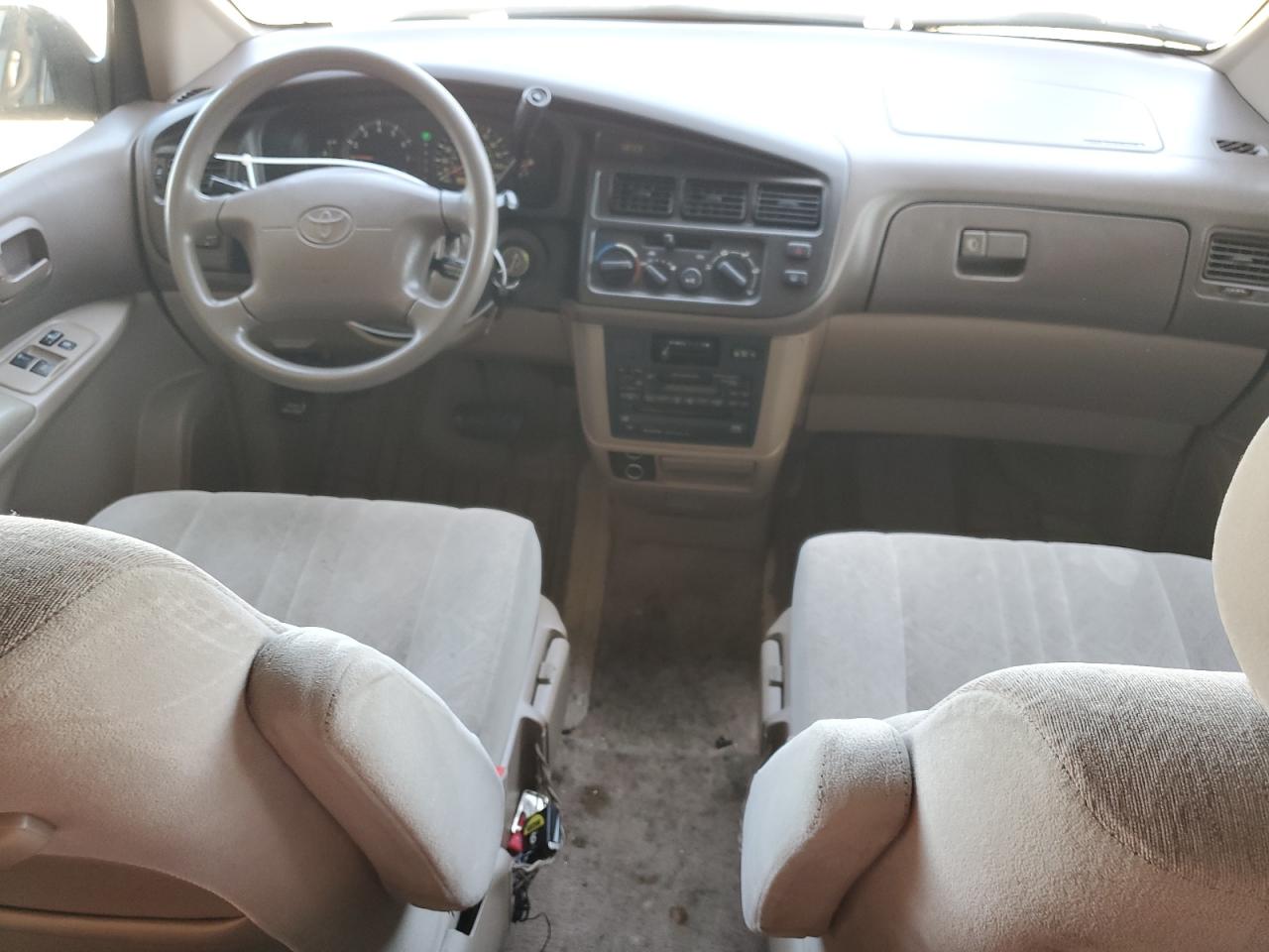 1998 Toyota Sienna Le VIN: 4T3ZF13CXWU052161 Lot: 62871745