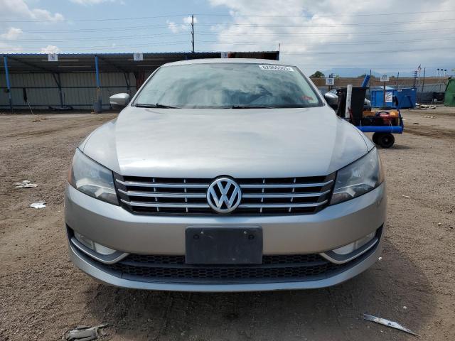 Седаны VOLKSWAGEN PASSAT 2013 Серебристый