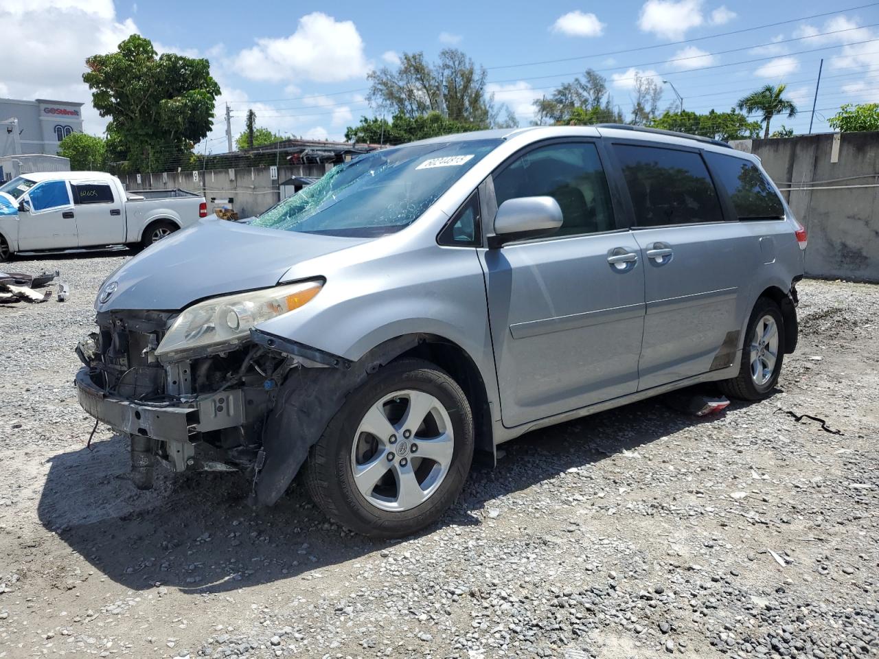 2012 Toyota Sienna Le იყიდება Opa Locka-ში, FL - Rear End