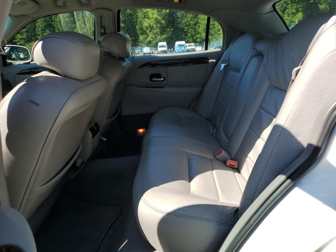 2001 Lincoln Town Car Signature VIN: 1LNHM82WX1Y689065 Lot: 63203565