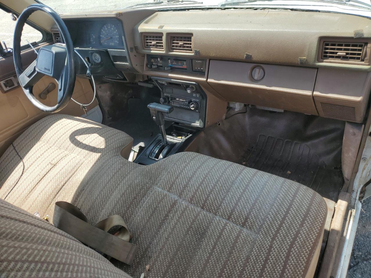 1984 Toyota Pickup 1/2 Ton Rn55 Dlx VIN: JT4RN55D4E5017587 Lot: 59298605