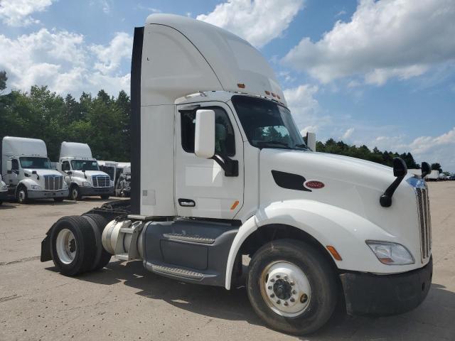 2017 Peterbilt 579 Semi Truck