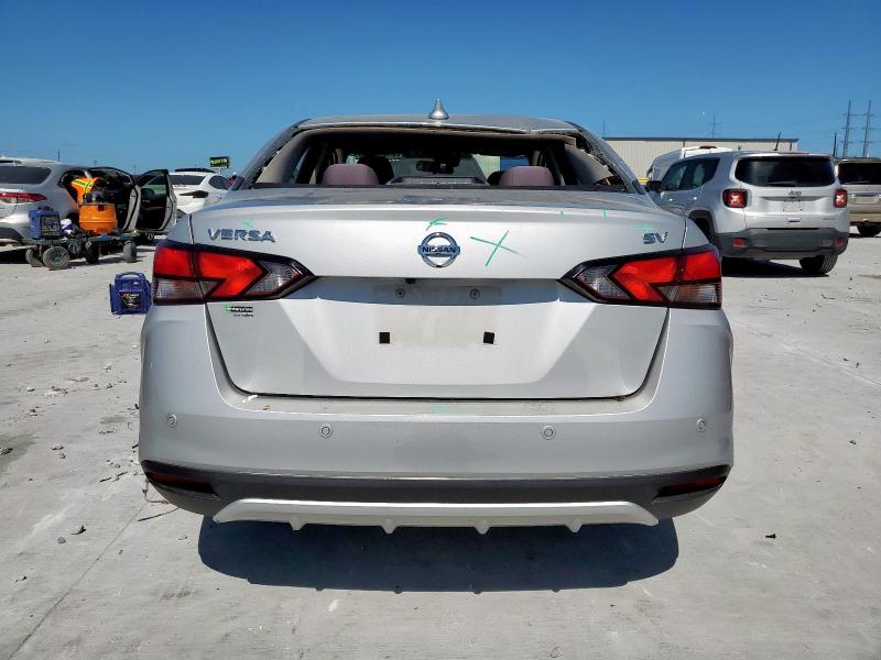  NISSAN VERSA 2021 Серебристый