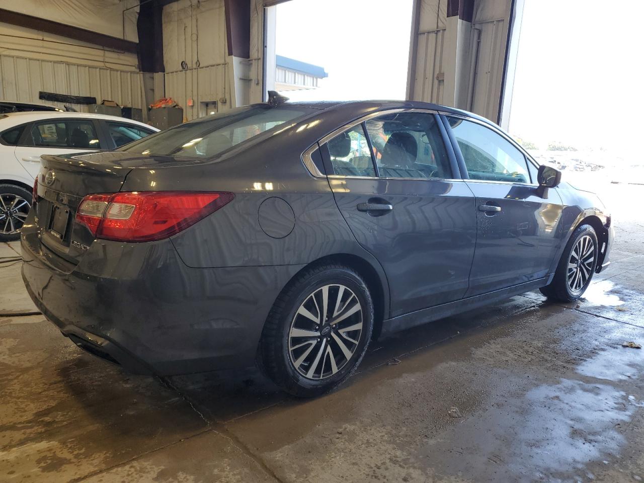 SUBARU LEGACY 2018 VIN 4S3BNAC61J3004400 фото 3