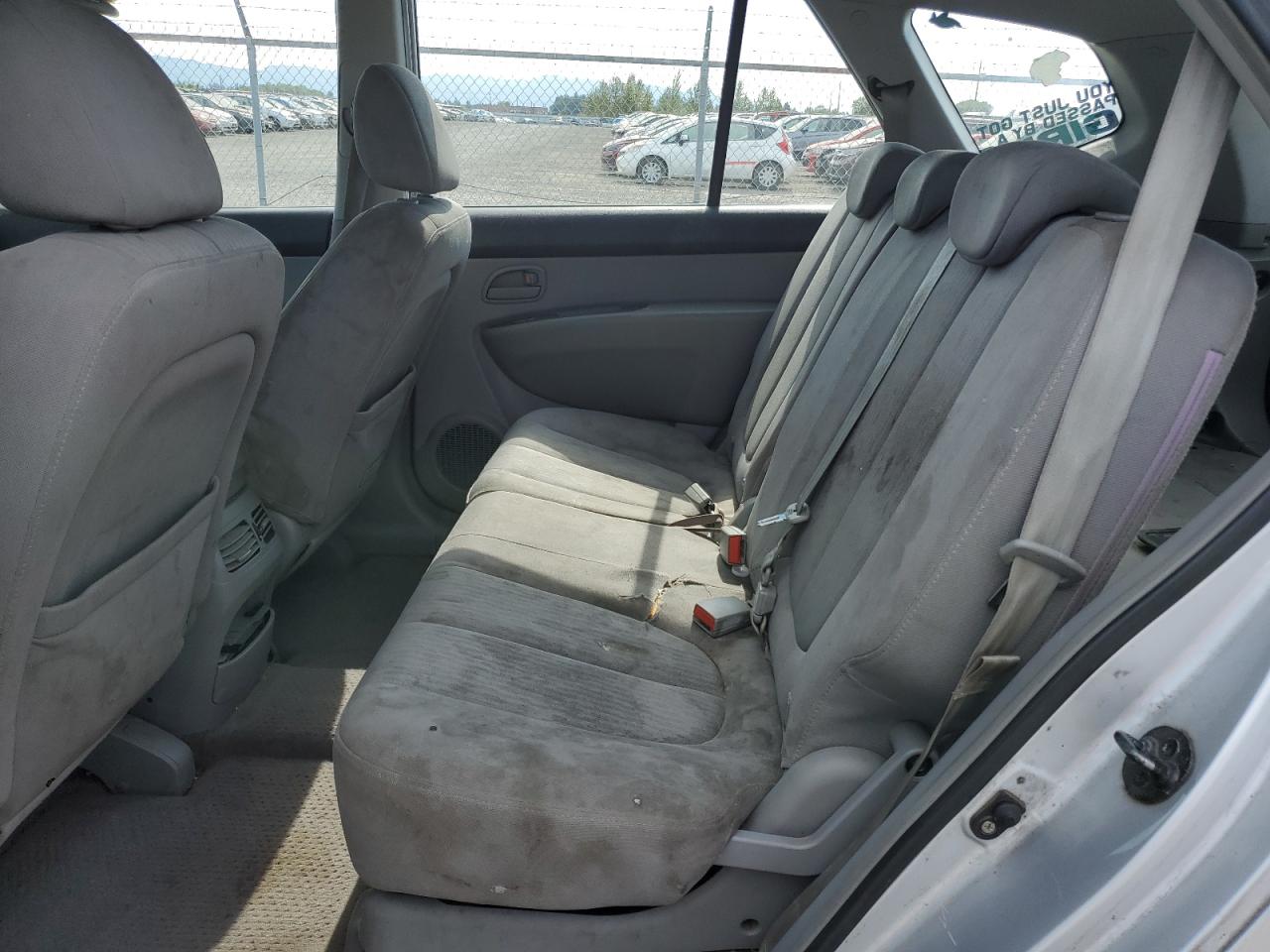 2007 Kia Rondo Base VIN: KNAFG525877076012 Lot: 61376985