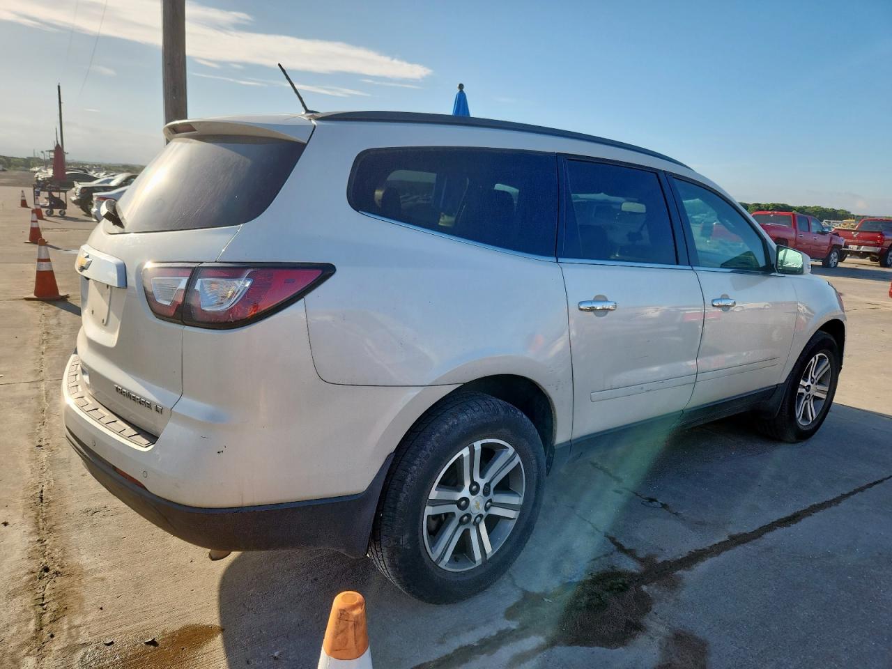 CHEVROLET TRAVERSE 2015 VIN 1GNKRHKD9FJ274871 photo 3