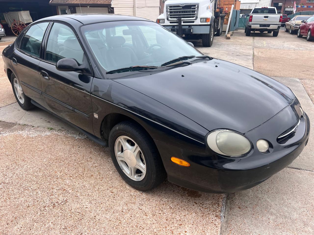 1999 Ford Taurus Se للبيع في Cahokia Heights، IL - Minor Dent/Scratches