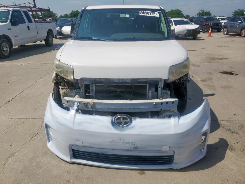 Паркетники TOYOTA SCION 2012 Білий