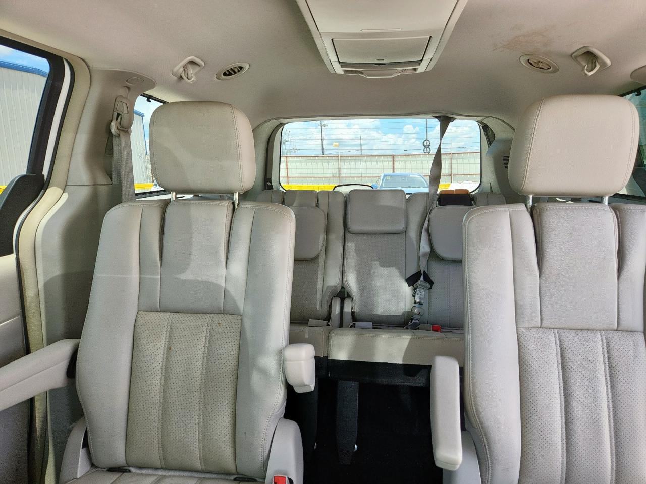 2011 Chrysler Town & Country Touring L VIN: 2A4RR8DG2BR747234 Lot: 62651555