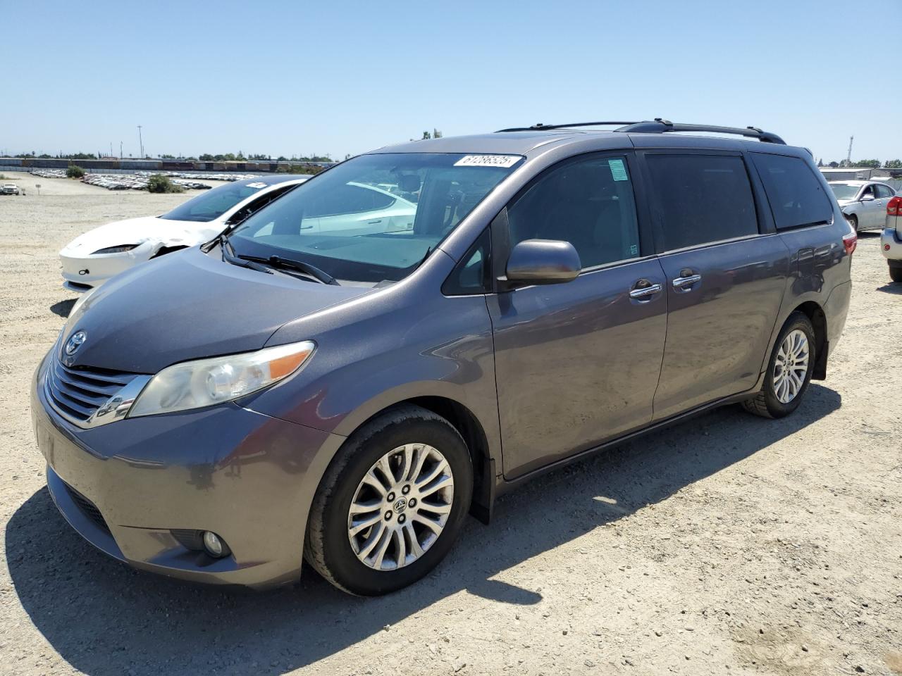 Antelope, CA에서 판매 중인 2017 Toyota Sienna Xle - Minor Dent/Scratches