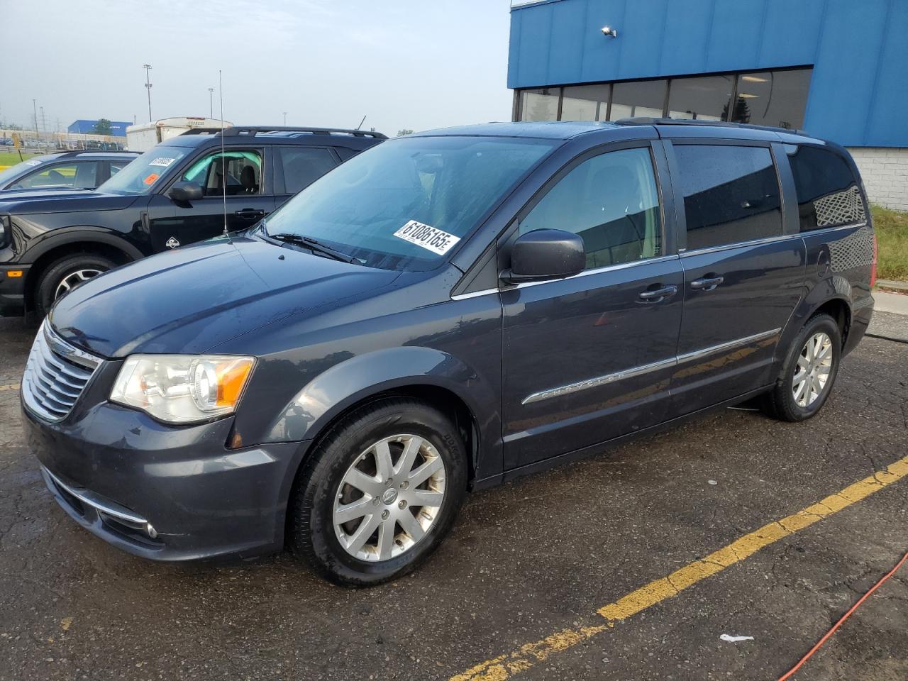 Woodhaven, MI에서 판매 중인 2013 Chrysler Town & Country Touring - Side