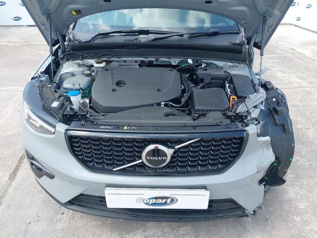 2025 VOLVO XC40 + B4