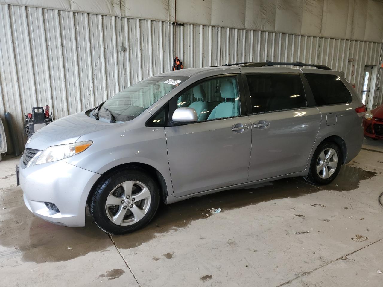 2013 Toyota Sienna Le na sprzedaż w Franklin, WI - Hail