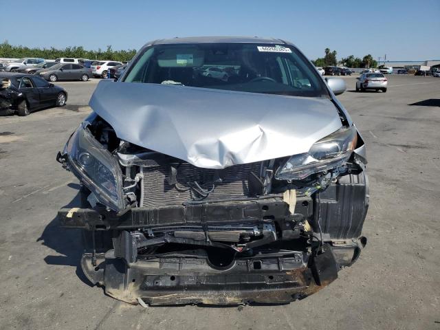  TOYOTA SIENNA 2019 Srebrny