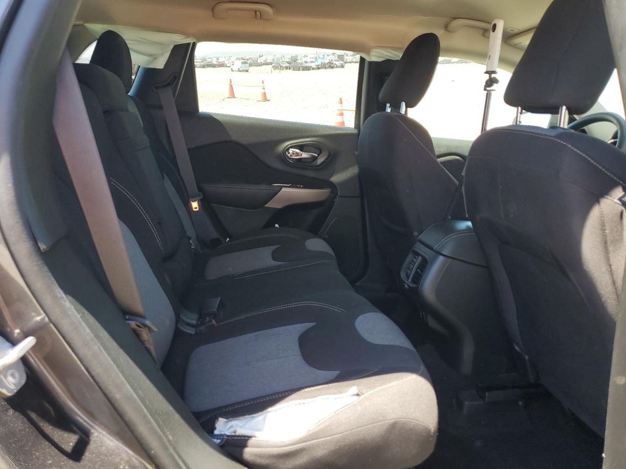 2018 Jeep Cherokee Latitude VIN: 1C4PJLCB1JD589063 Lot: 63110515