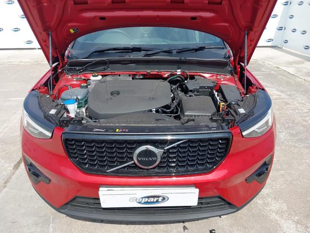 2025 VOLVO XC40 + B4