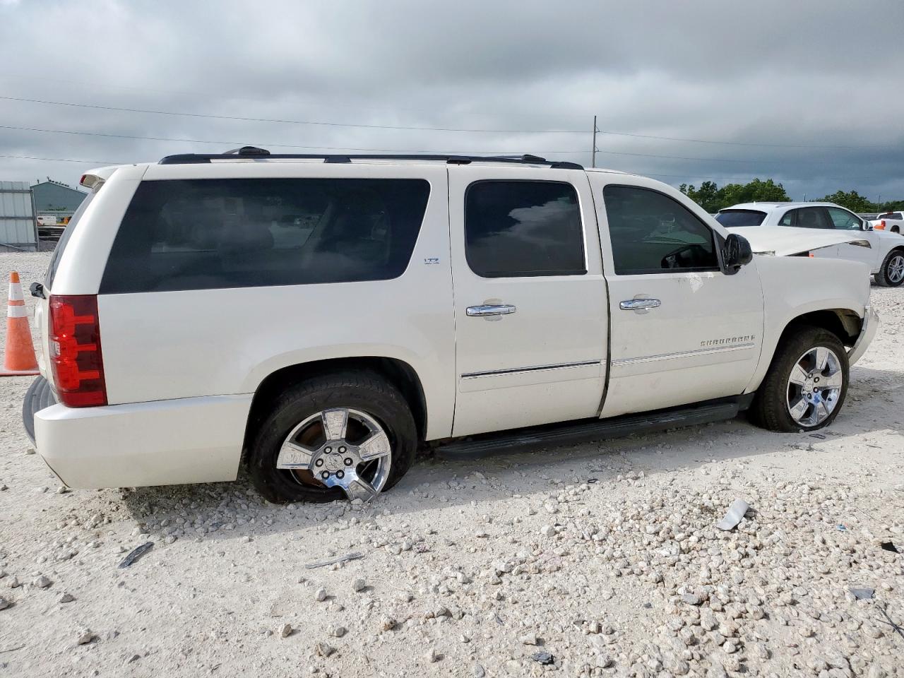 CHEVROLET SUBURBAN 2009 VIN 1GNFC36039R217259 photo 3