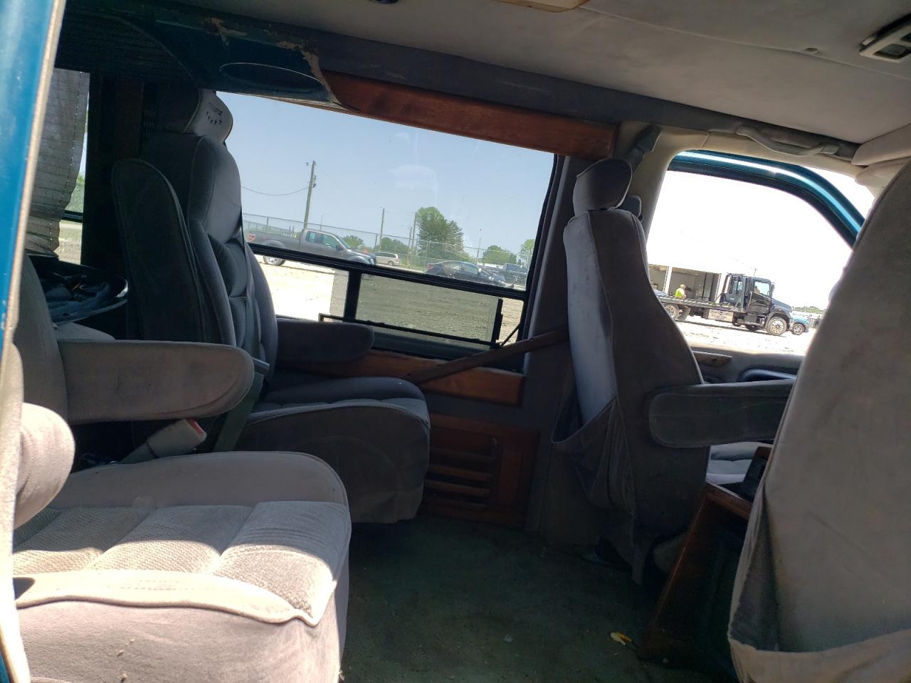 1998 Chevrolet Express G1500 VIN: 1GBFG15R7W1011202 Lot: 58247345