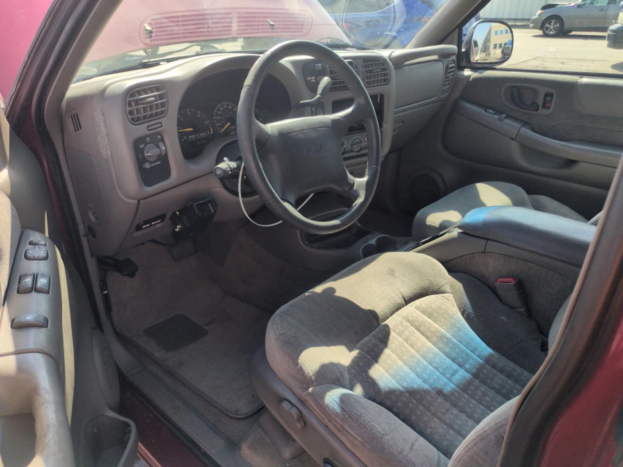 1998 Chevrolet Blazer VIN: 1GNCT18W5WK236585 Lot: 62900435