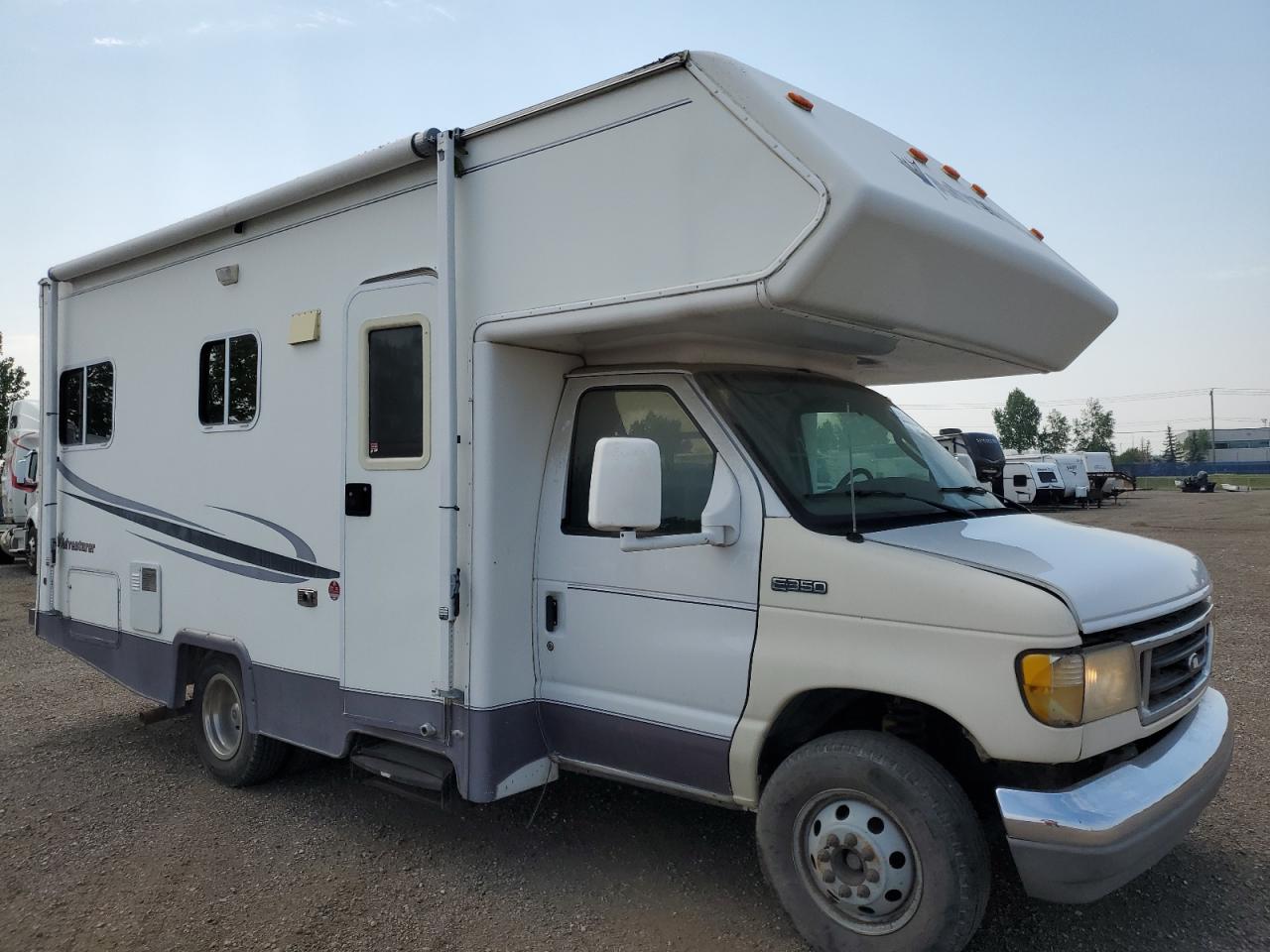 2003 Ford Econoline E350 Super Duty Cutaway Van იყიდება Rocky View County-ში, AB - Frame Damage
