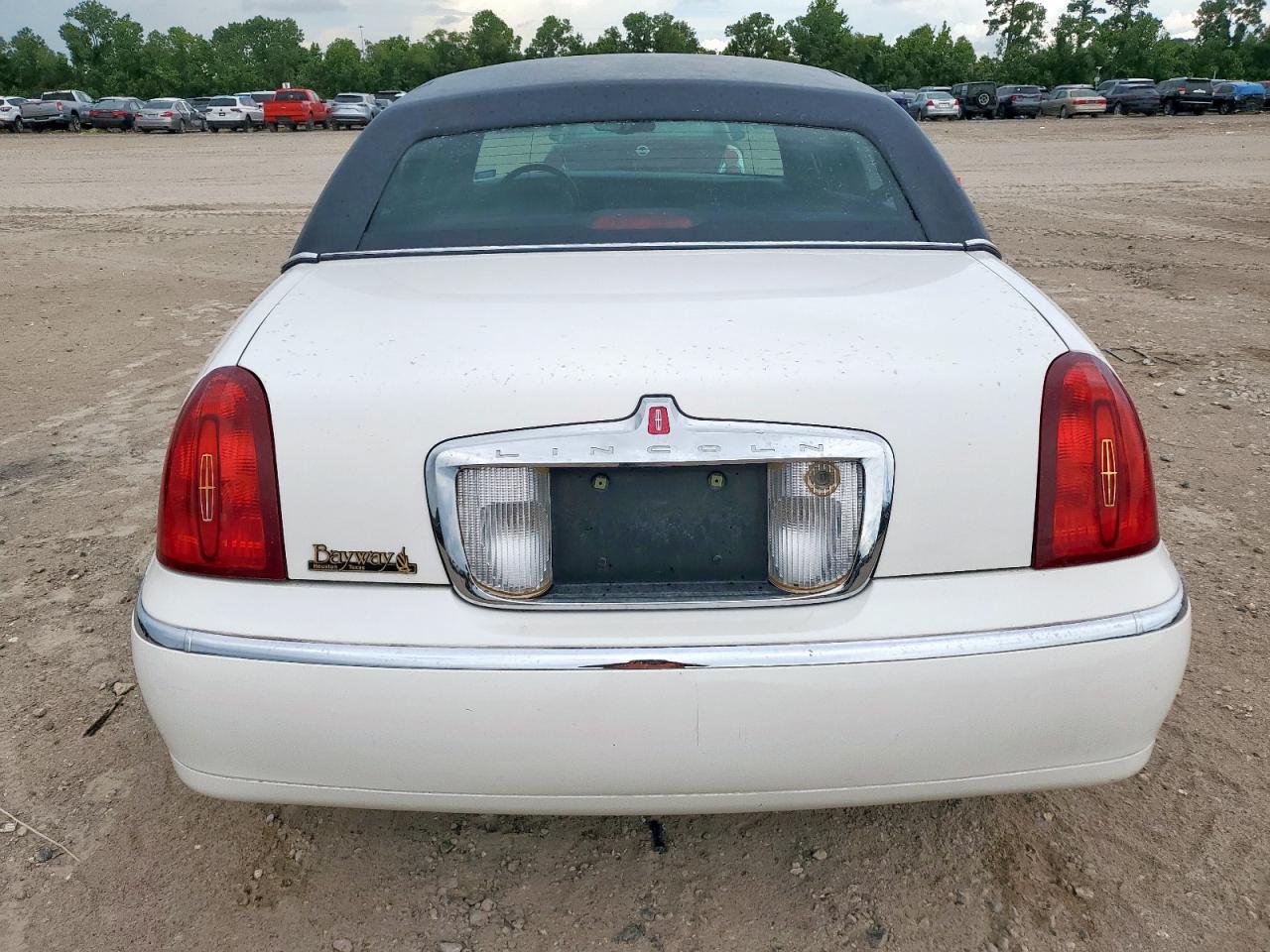 2000 Lincoln Town Car Signature VIN: 1LNHM82W6YY806621 Lot: 62130835
