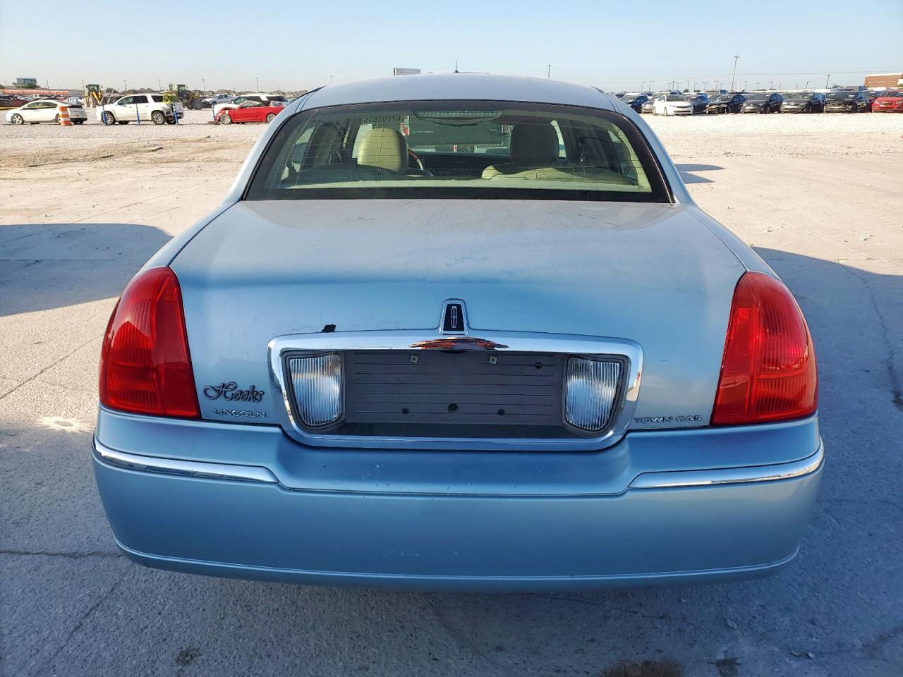 2009 Lincoln Town Car Signature Limited VIN: 2LNHM82V19X614239 Lot: 62202805