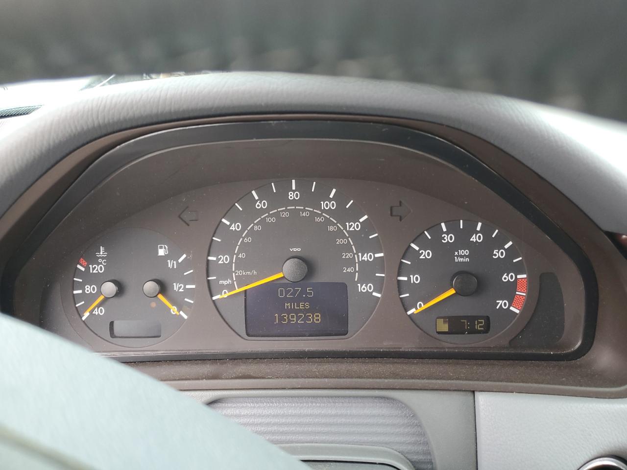 2000 Mercedes-Benz E 320 VIN: WDBJF65J2YB148009 Lot: 61628865