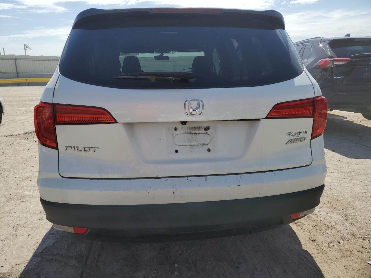 2018 Honda Pilot Lx VIN: 5FNYF6H14JB059461 Lot: 62061885