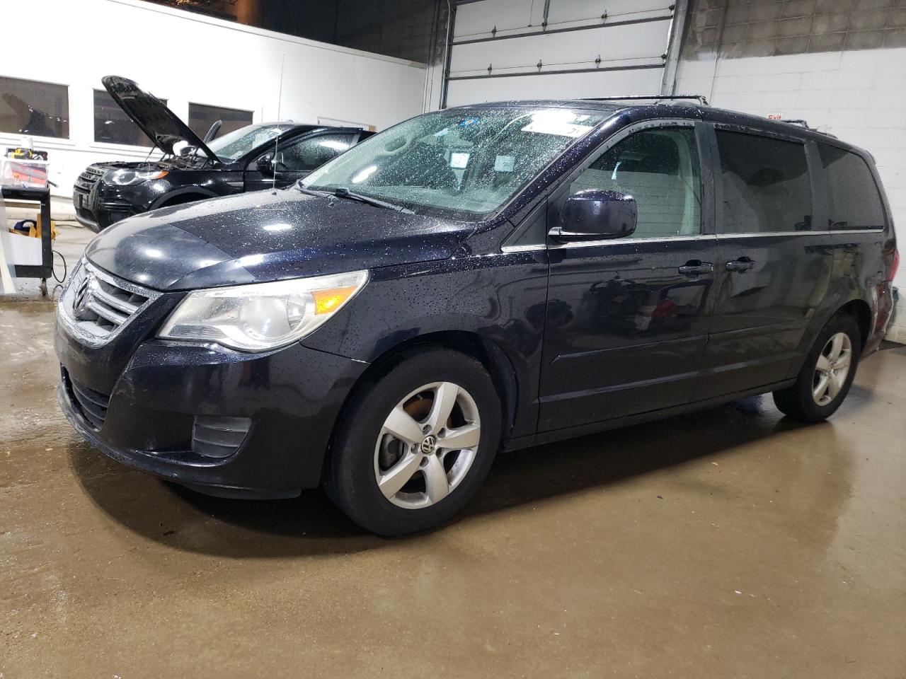 2011 Volkswagen Routan Se na sprzedaż w Blaine, MN - Minor Dent/Scratches
