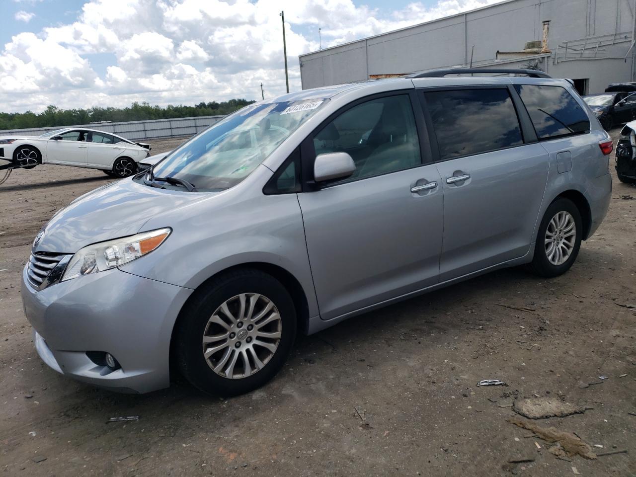 2015 Toyota Sienna Xle zu verkaufen in Fredericksburg, VA - Rear End