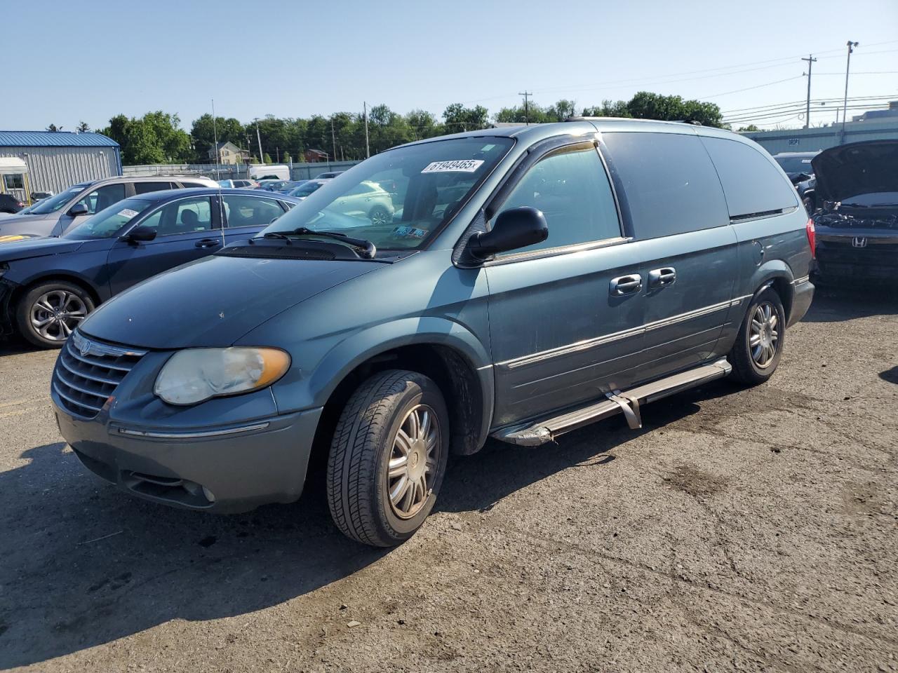 Pennsburg, PA에서 판매 중인 2005 Chrysler Town & Country Limited - Side