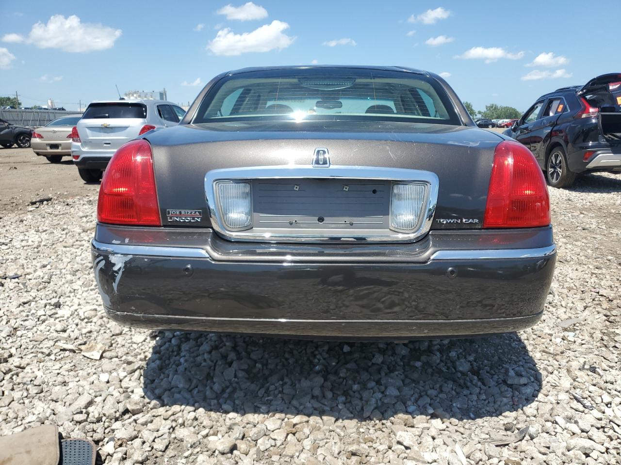 2005 Lincoln Town Car Signature Limited VIN: 1LNHM82W85Y654398 Lot: 62099055